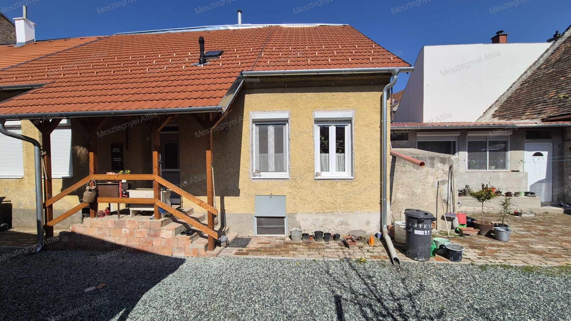 Eladó Sopron belvárosához közel, magasföldszinti tégla lakás!