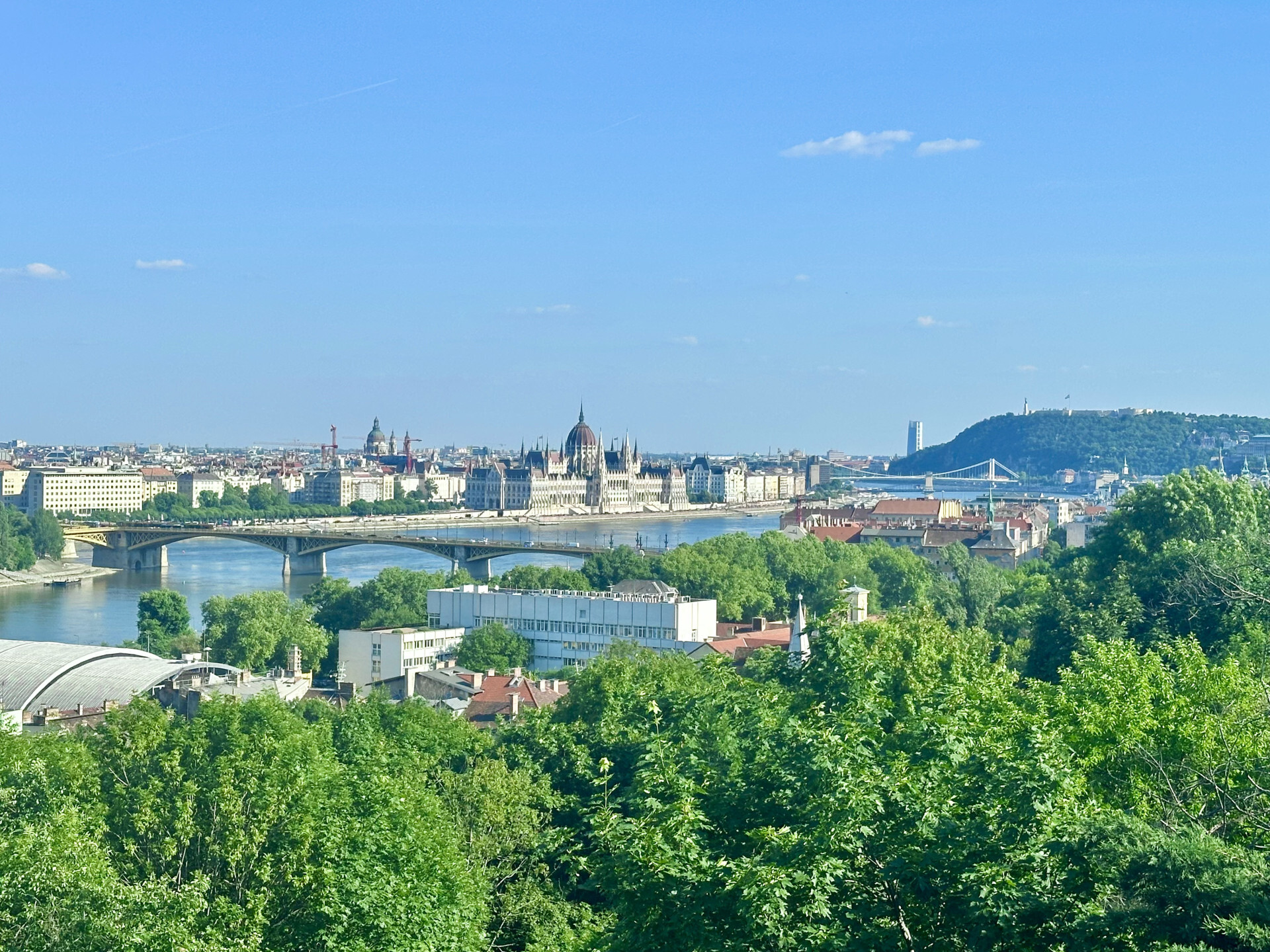 Panorámás, kétszintes erkélyes lakás a II. kerület zöld szívében, a Margit-szigettől a Gellért-hegyig.