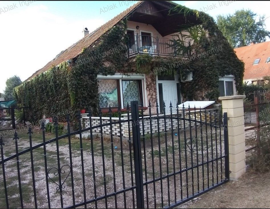 Táborfalván Eladó belterületen, 2577m2-es telken lévő több épületből álló ingatlan, 6 szobás családi ház.