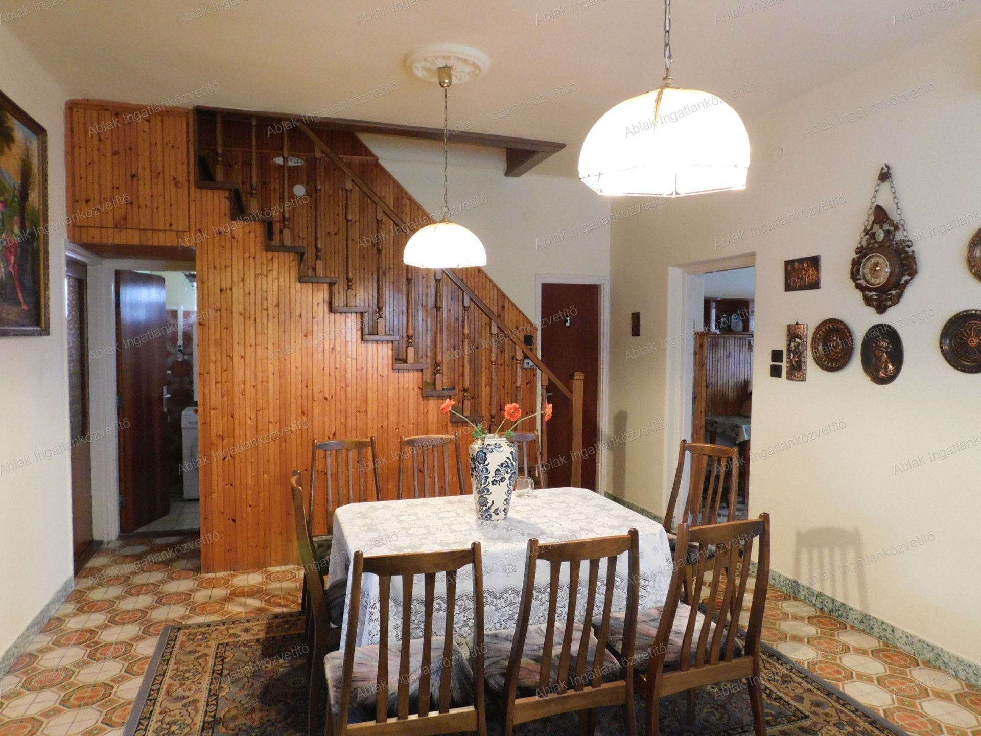 Kecskemét, Rendőrfaluban 463m2-es telken, 3szintes, 5 szobás családi ház, karbantartott állapotban eladó.