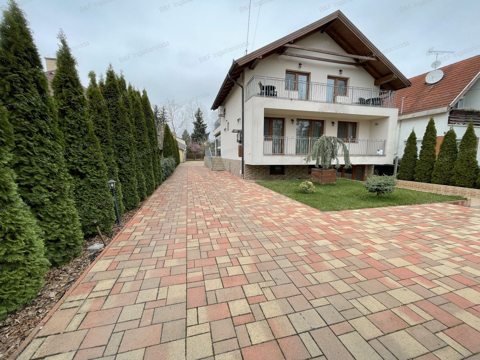 Hajdúszoboszlón 11 apartmanos  kitűnő állapotú panzió