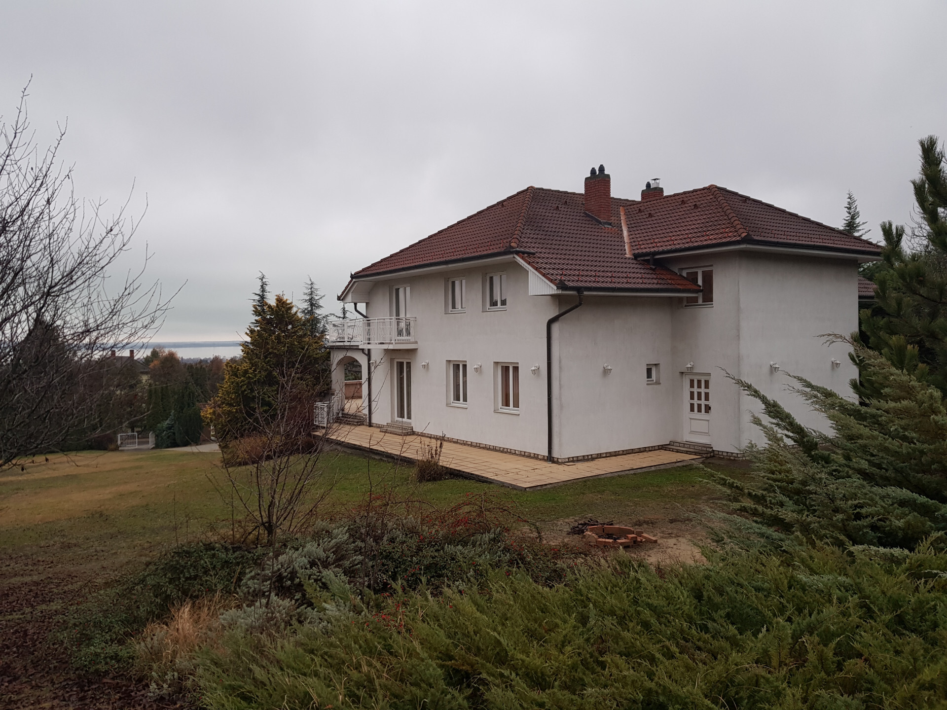 Örökpanorámás többgenerációs családi ház Vonyarcvashegyen.