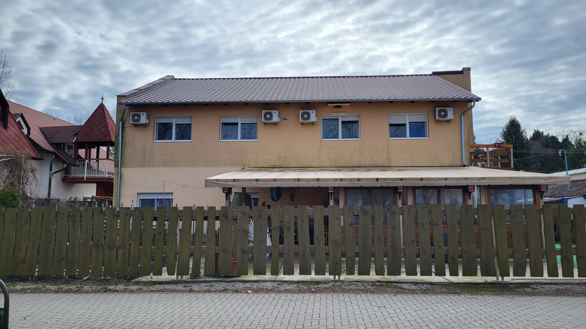 Közvetlen vízparti panzió eladó Balatonberényben!