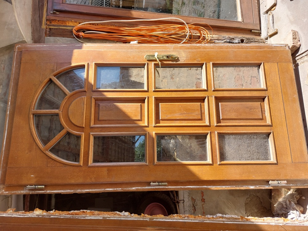 Tölgy bejárati ajtó 109 x 213 cm 5 pontos zár 2 kulcs kép szerinti állapot massziv nehéz darab