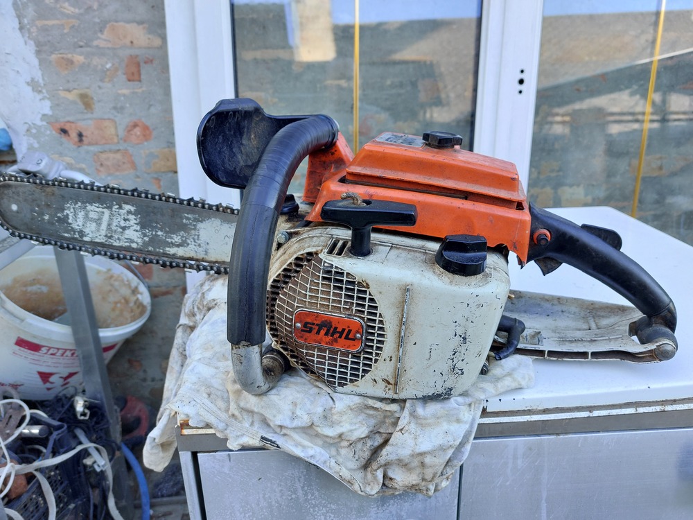 Stihl 041Av erős gép régóta nem használt jó lap-lánc olajozás új gyertya Német gyártmány.Nálam kipróbálható átnézhető használt de nagyon erős jó csillag kerék.Ár;55 ezer ft.