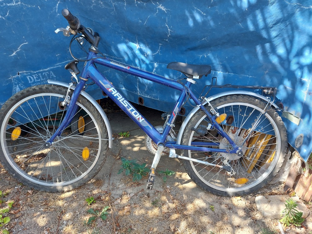 24 as kerék 18 seb jó gumik  kép szerinti állapot 12 ezer ft. Nem leszervizelt ezért ennyi az ára.