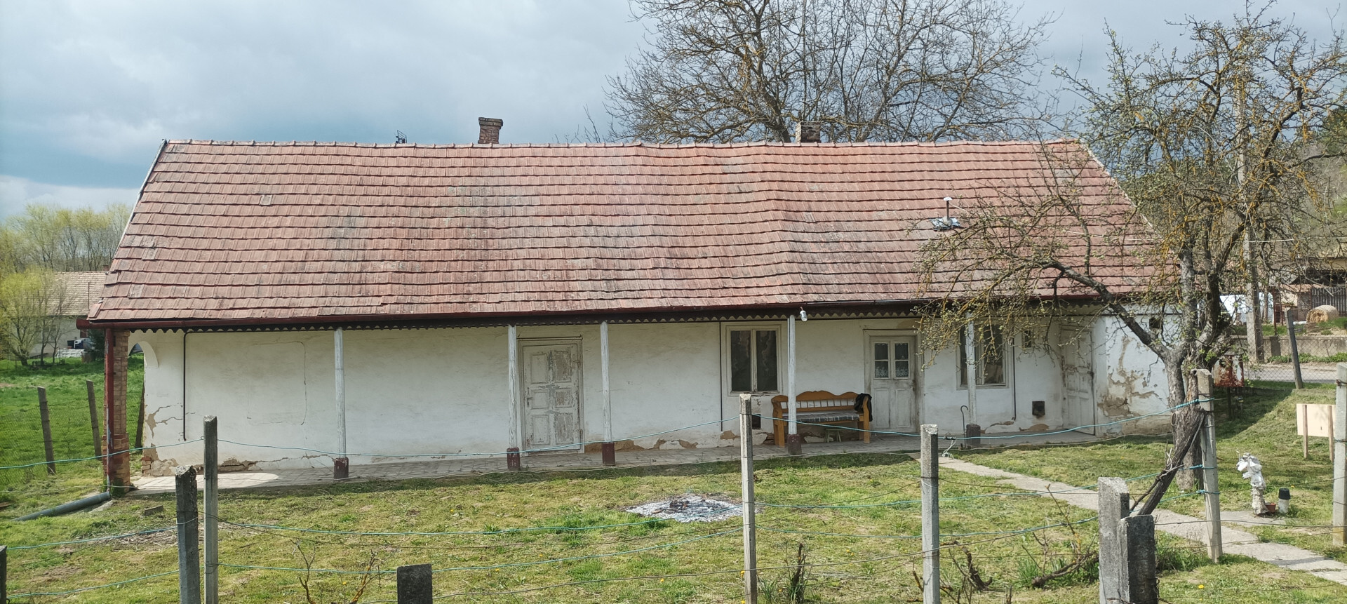 GOMBÁN szép, csendes, zöld környezetben ELADÓ egy felújítandó vályog parasztház egy 1508 m²-es telken!