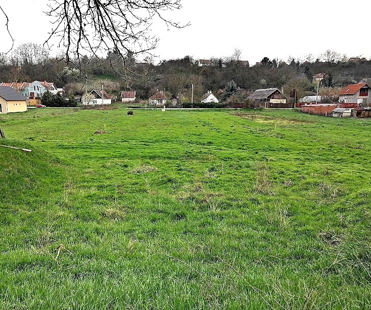 GOMBÁN a központhoz közel, mégis csendes, családi házas környezetben, ELADÓ egy 1103 m²- es, BELTERÜLETI, sík ÉPÍTÉSI TELEK!