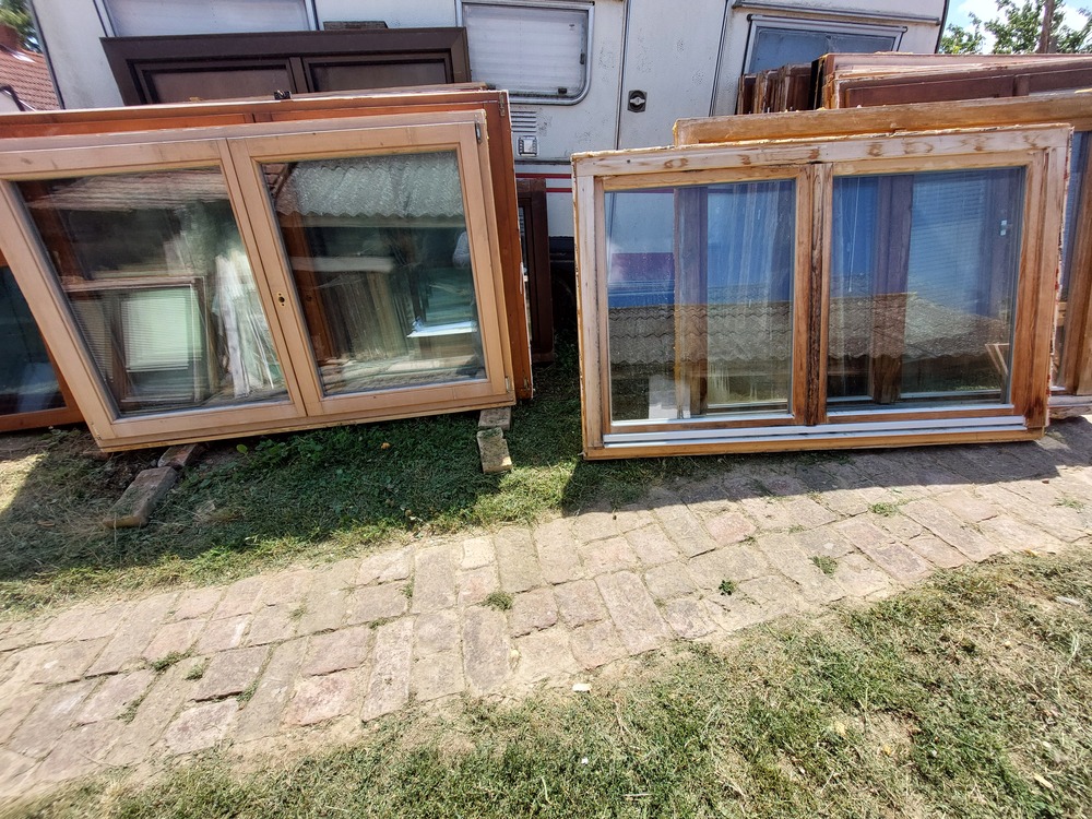 Egyben is fa tok osztó nélküli hőszigetelt 2 réteg üveg bukó-nyiló 2 db  sz;191 m;124 cm. Eladó esetleg csere is Jó szerkezeti állapot kivül lazurozni kell.Ár; 58 ezer ft/ db ha egyben viszed esetleg csere is.