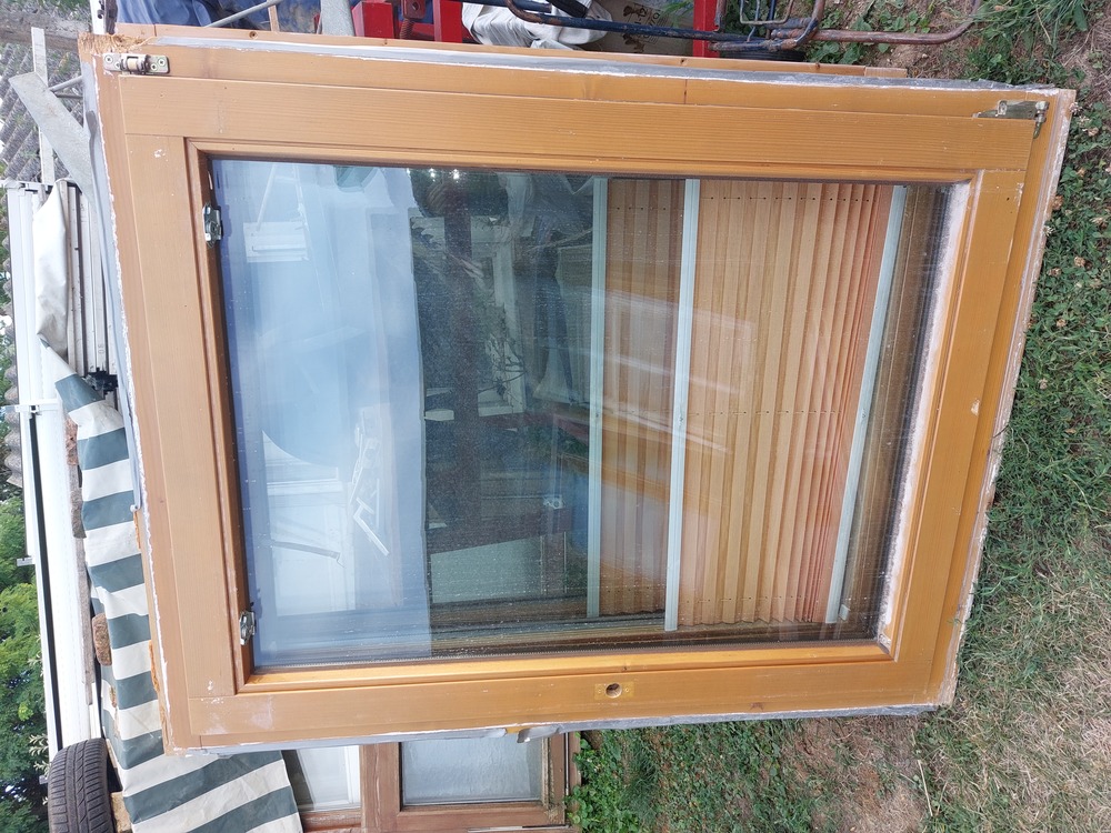 Fa sz;97 m;125 hőszigetelt 2 réteg üveg bukó-nyiló 1 db kép szerinti állapot 35 ezer ft esetleg csere is.