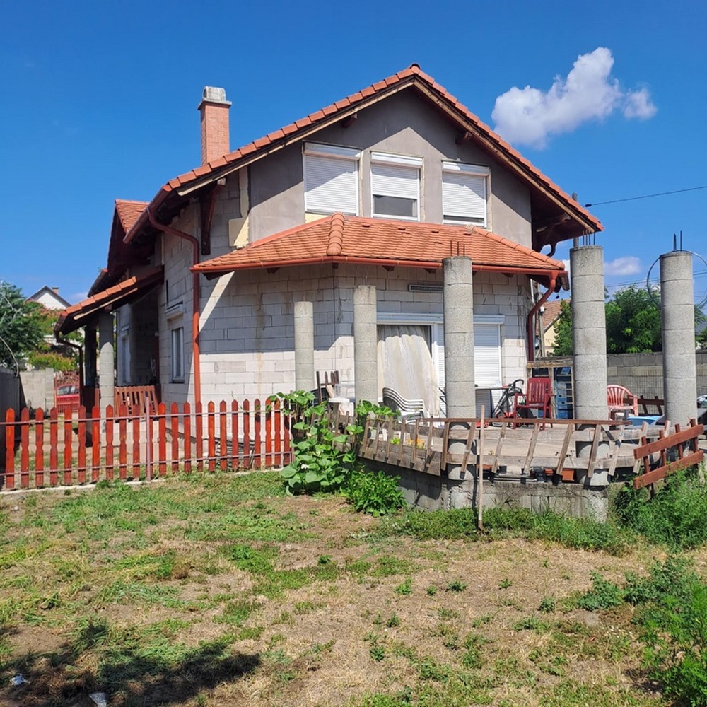 Monoron 3 szoba+2 nappalis, 180 m2-es családi ház 550 m2-es telekkel