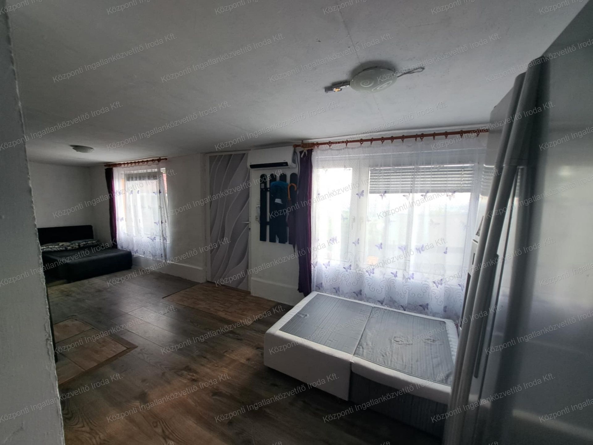 Tatabányán, a Turul hegyoldalon, zárkerti ingatlan, állandó lakhatásra alkalmas családi házzal eladó