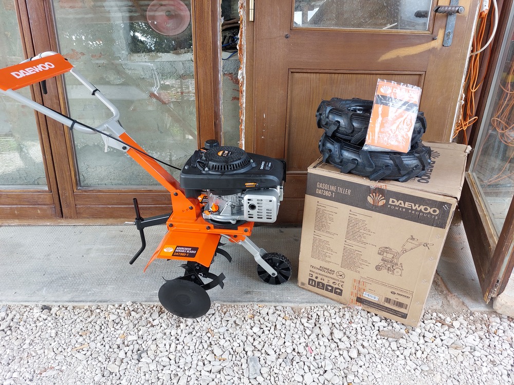 Daewoo DAT360-1 tipusú 161cc 4 ütemű motor 3 hp 45cm munka szélesség 4 kapa benzines kapálógép használva nem volt még csak össze lett szerelve. 10w-40 4T új olajjal fel töltve el inditottam kb 20-25 percet ment Magyar kézikönyv stb,, . 2 db 4.00-8 új tömlős kerékkel opcionális. 1 csavar fotóztam eltört az összerakásnál grancia nincs. Ezért az ára kompletten 360 euró vagy 140 ezer ft.