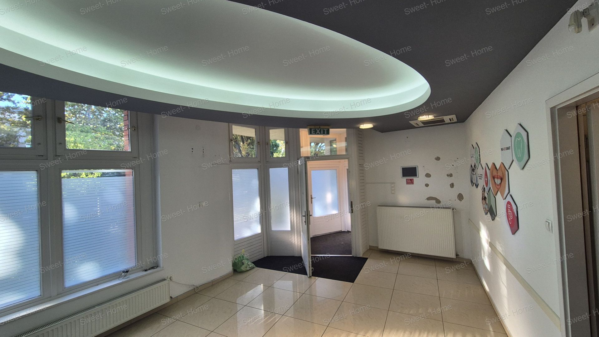 Kecskeméten az izsáki úton, utcafronti elegáns 82 m2-es üzlethelyiség eladó!