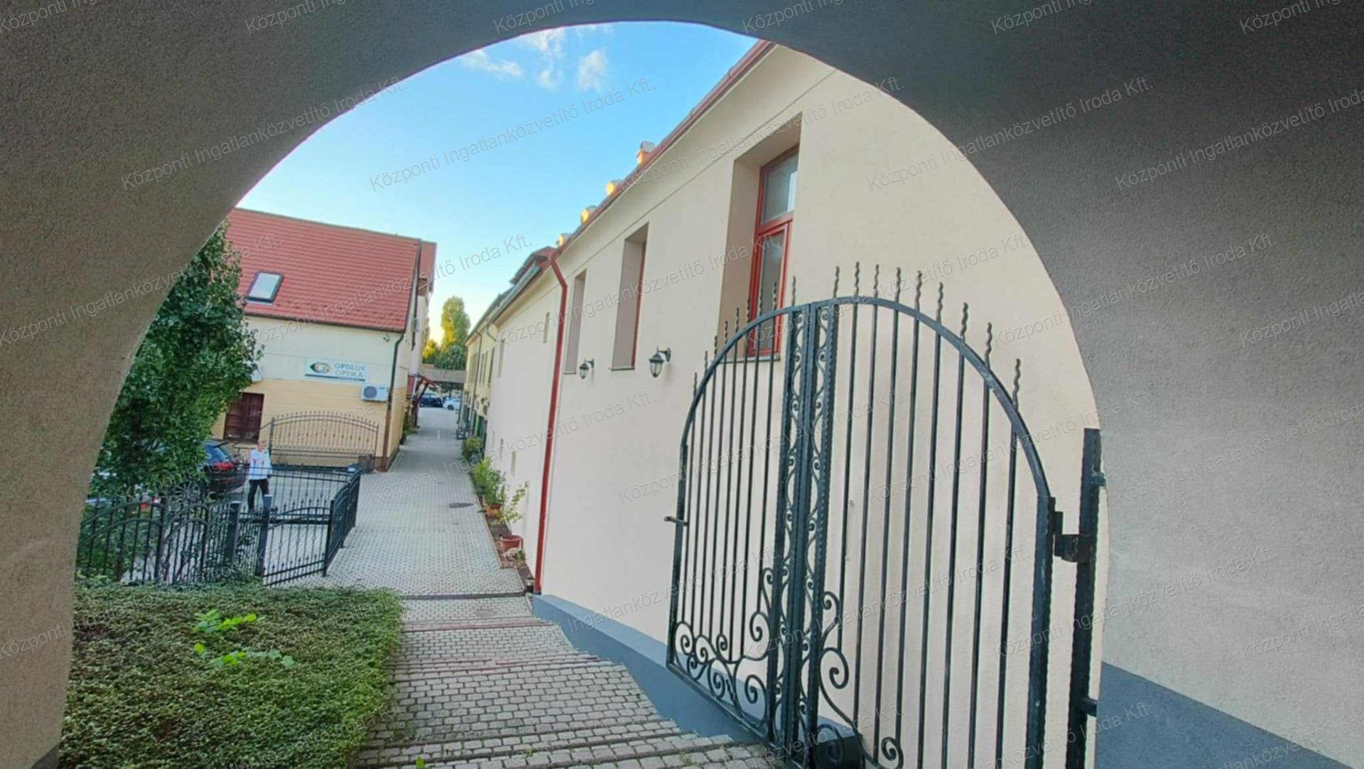 Tatán, a városközpontban, mégis csendes, nyugodt helyen, 161 m2-es lakás eladó