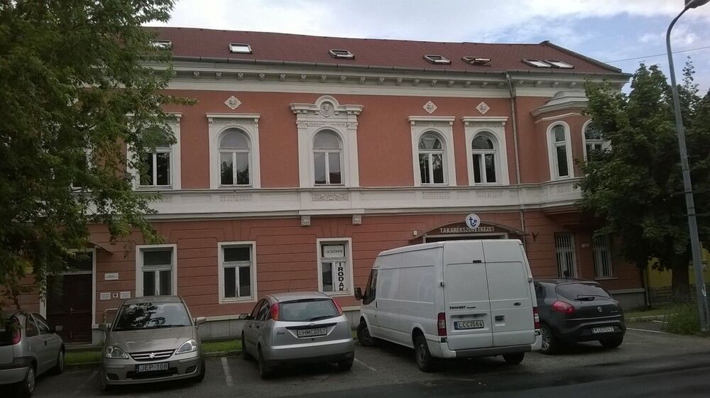 Keszthelyen a belvárosban 1.000 m2-es irodaház eladó