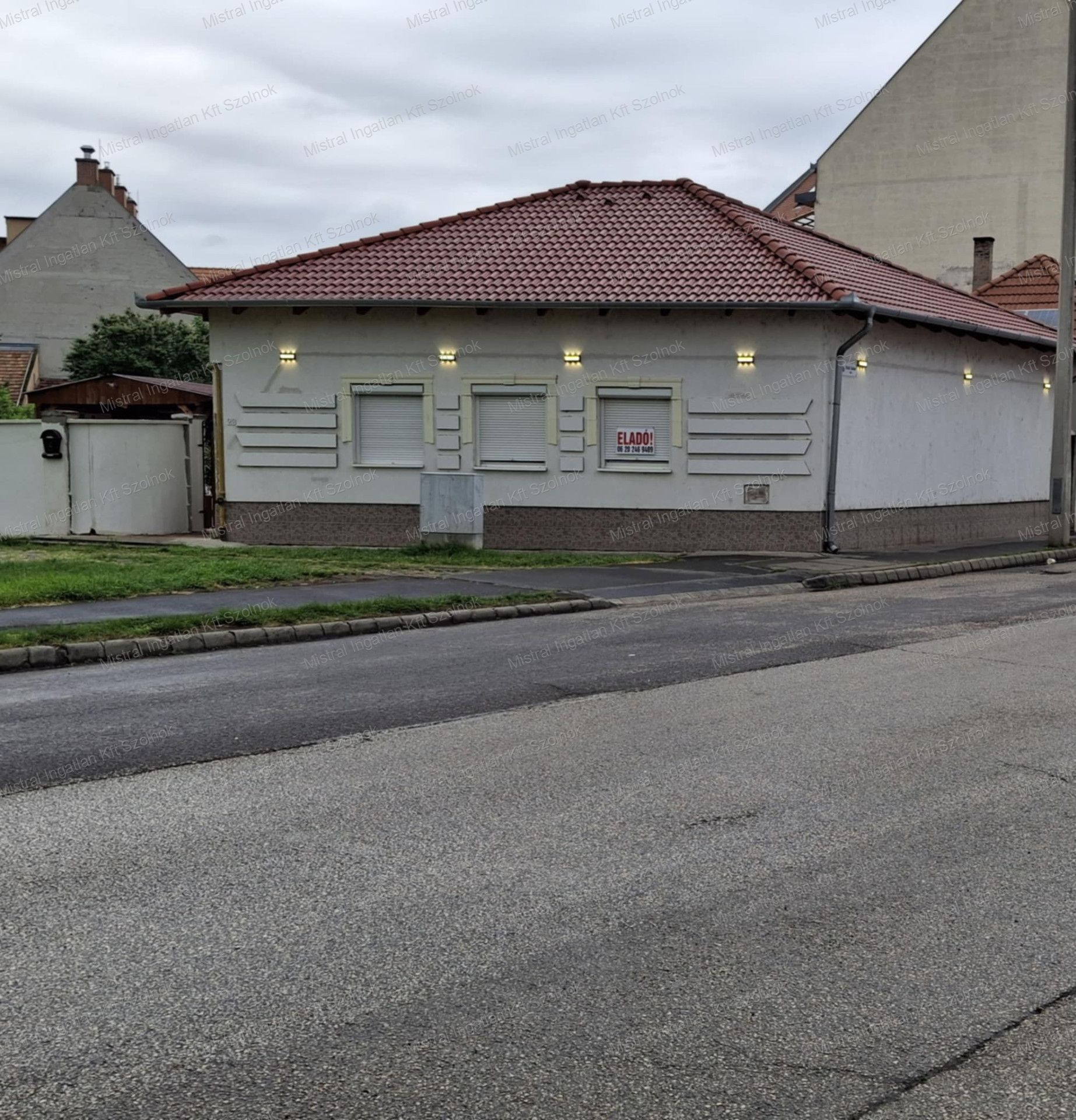 Eladó Szolnok Belvárosában egy felújított 90 nm-s családi ház