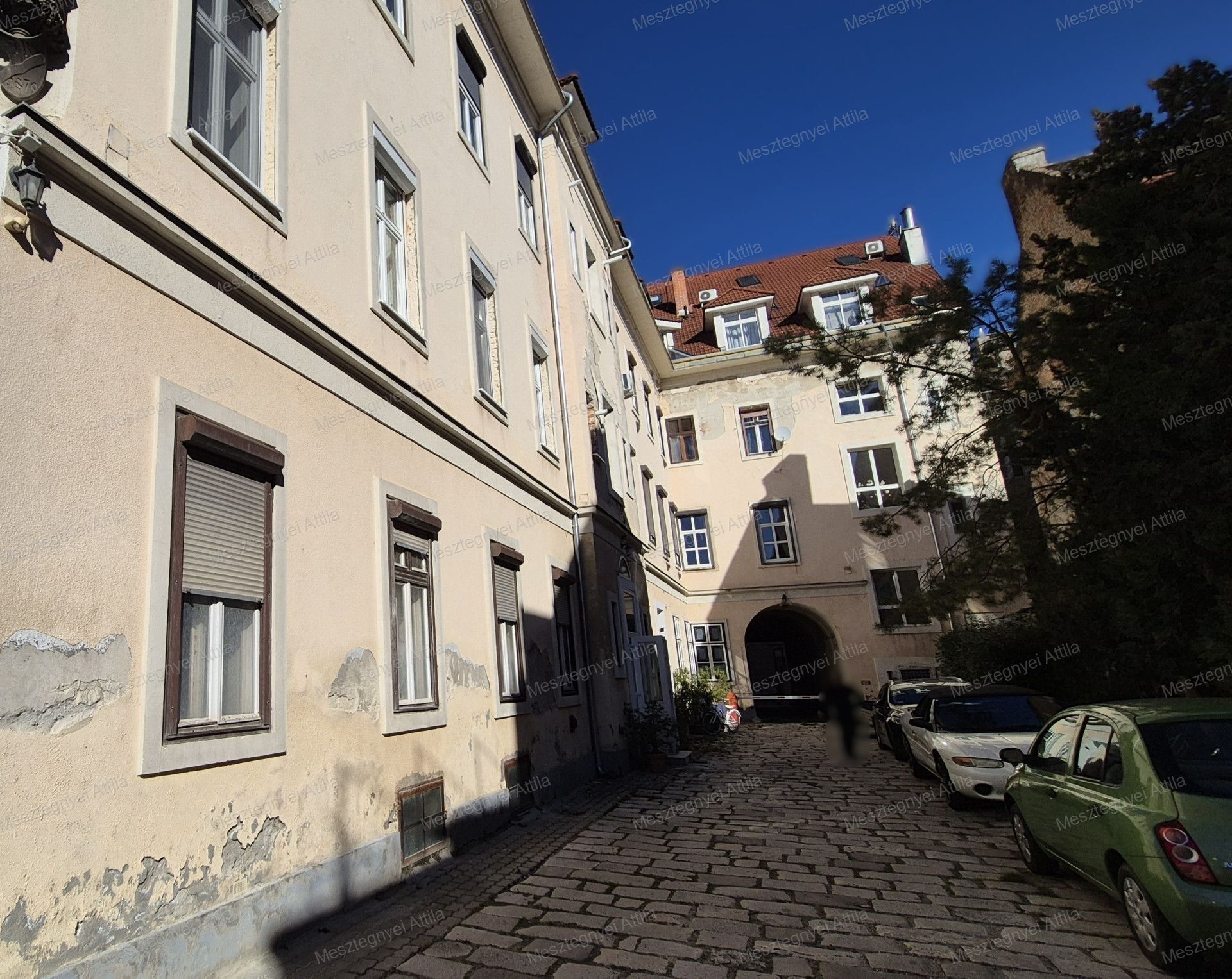 Felújítandó, belvárosi lakás eladó Sopronban!