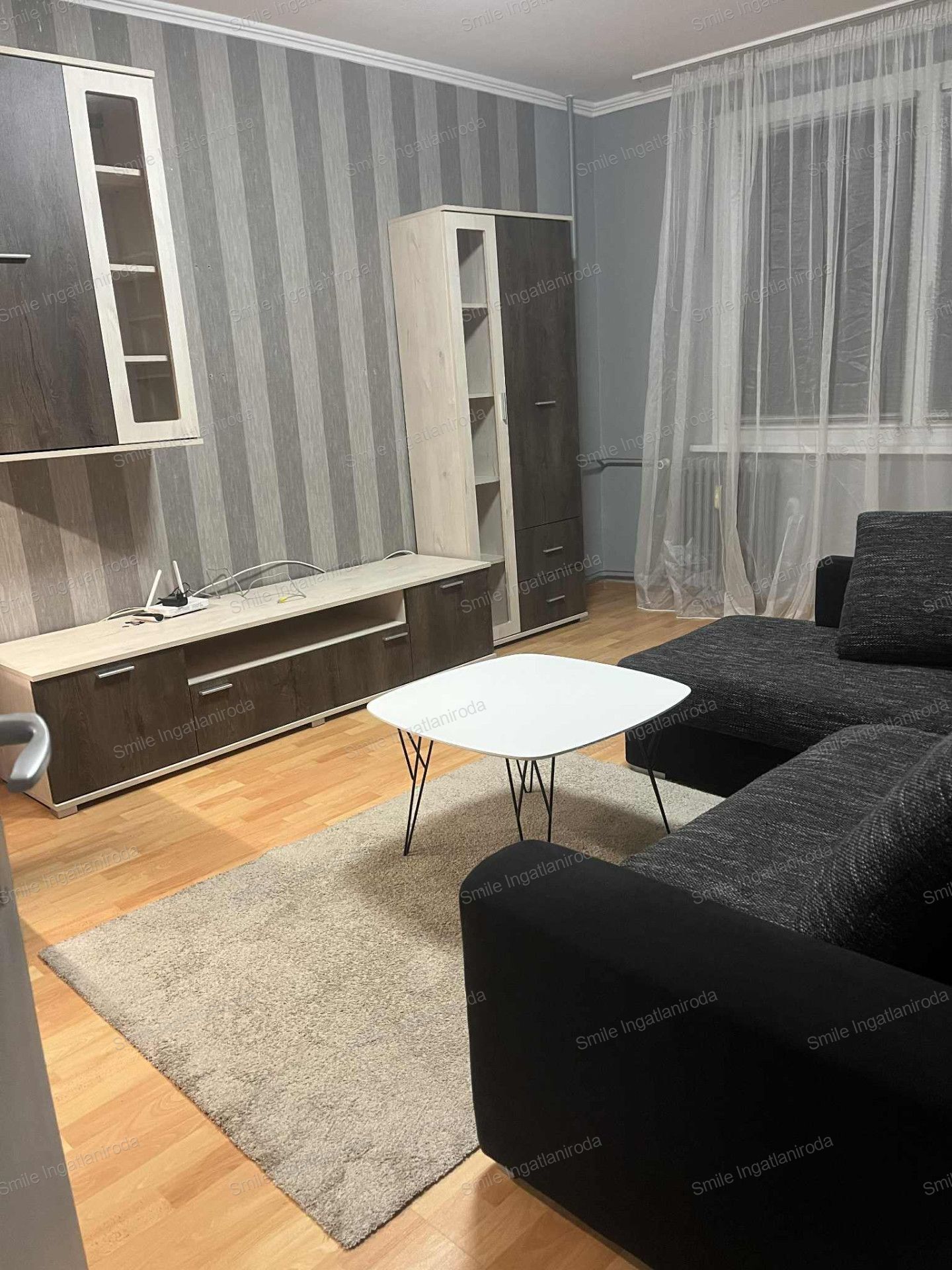 Nyíregyháza Belvárosában kiadó egy 36 m2-es, világos bútorozott nappali+ ½ szobás lakás.
