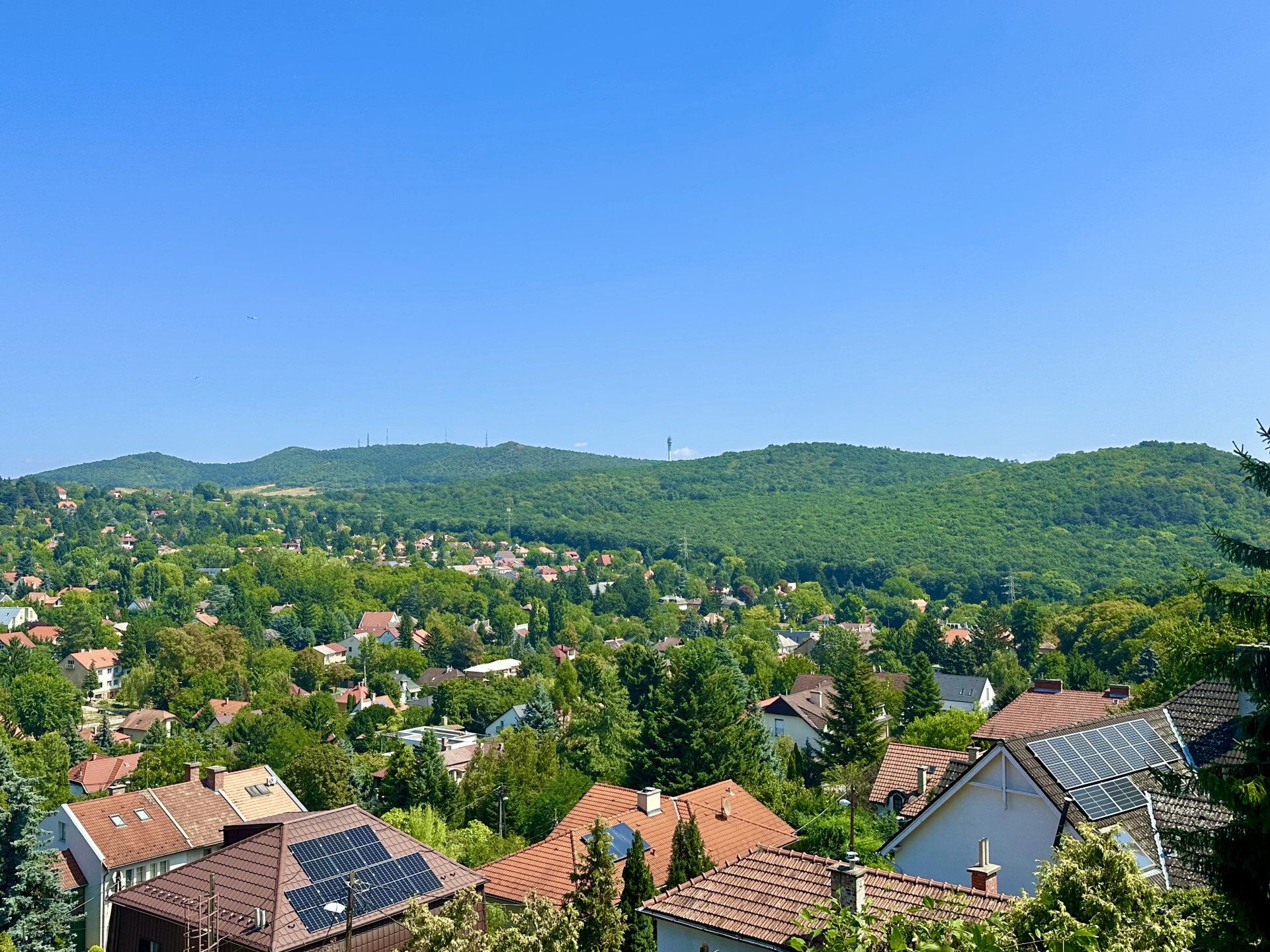 Hűvösvölgyi gyöngyszem –  téglaház mesés kerttel és gyönyörű örök panorámával!