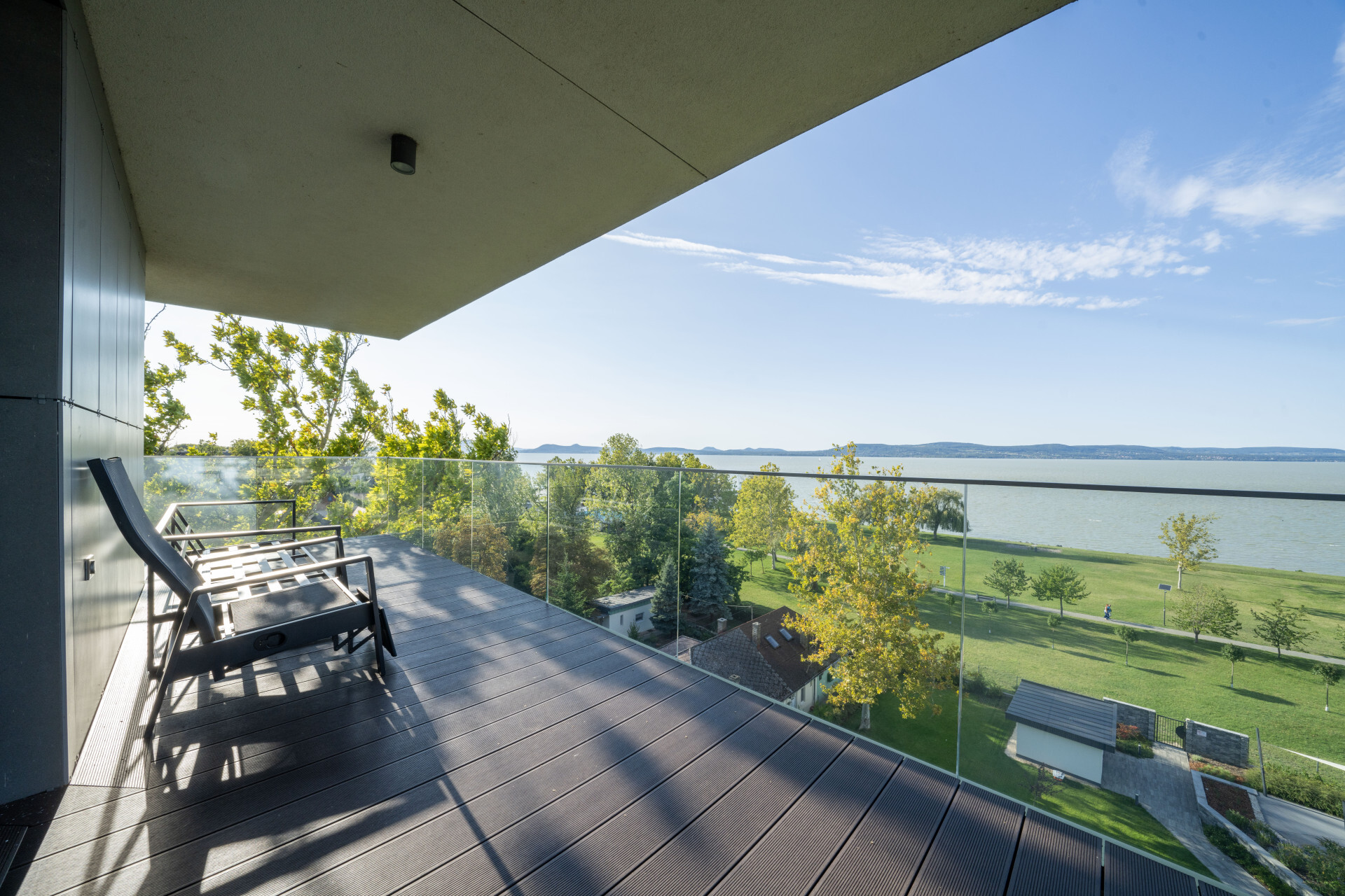 Balatonlellei penthouse örök panorámával – a Napfény Resort legkülönlegesebb otthona
