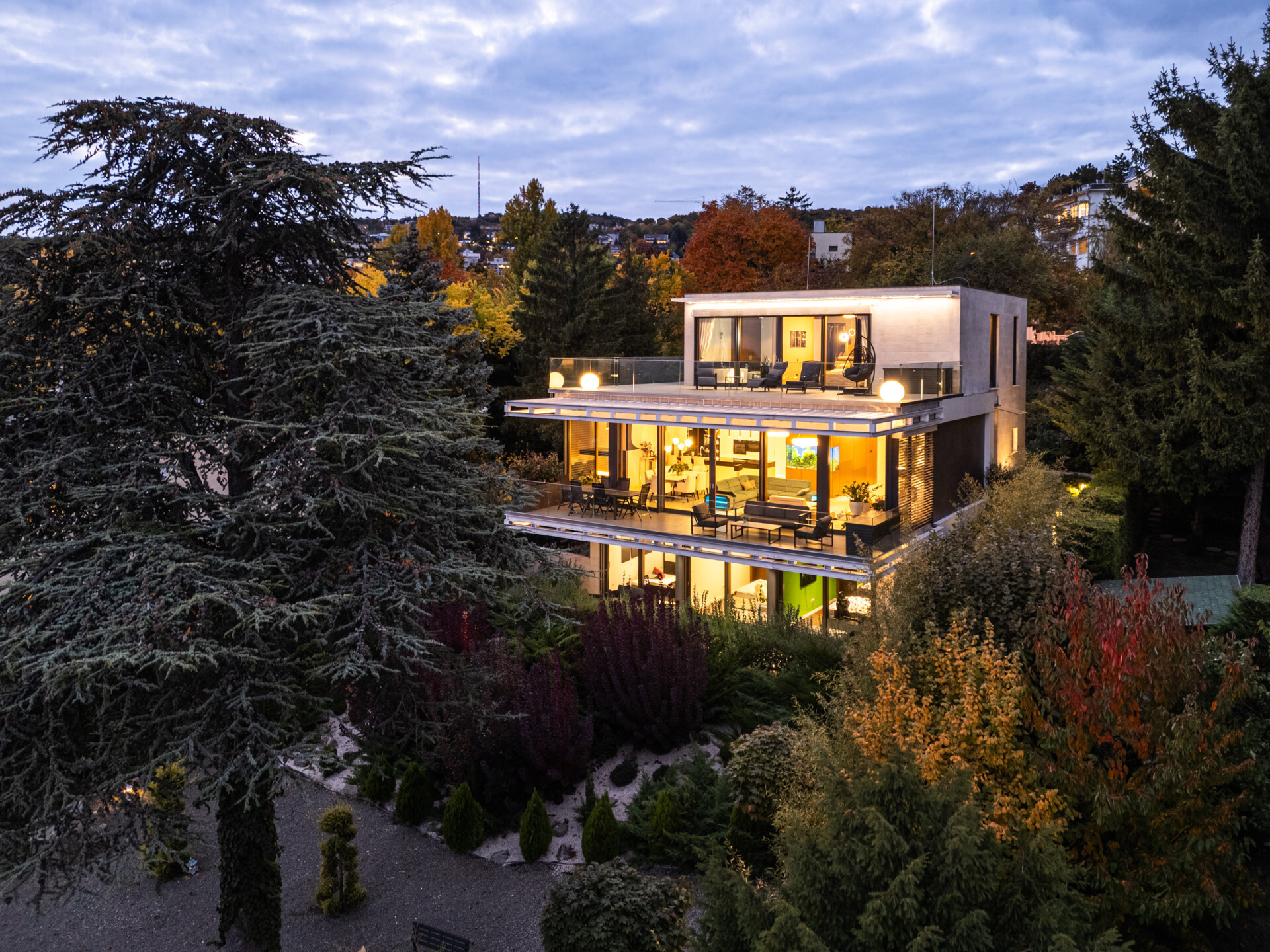Modern luxusvilla panorámával és teljes berendezéssel Orbánhegen