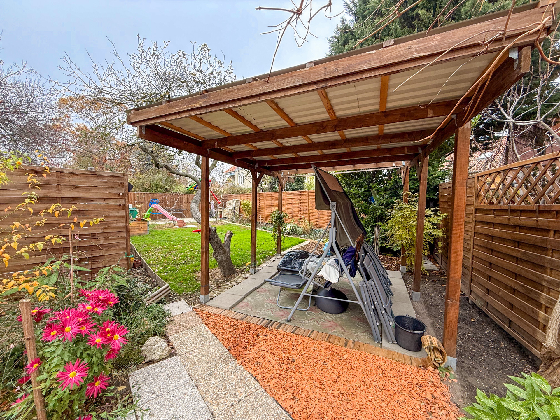 Csillaghegy Duna felőli oldalán, kertkapcsolatos, napfényes otthon eladó – 69 m², saját 200 m²-es kerttel