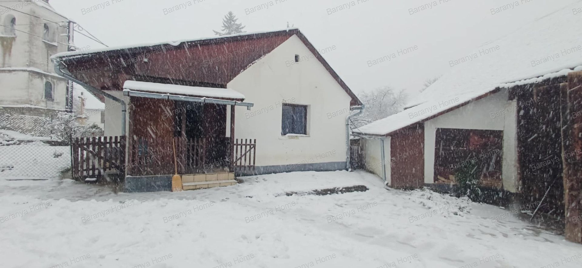 Eladó családi ház Kovácsszénáján – felújított tető, nagy telek, melléképületek