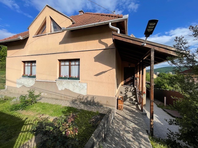 Csodás panorámás ház Felső-Majláton eladó