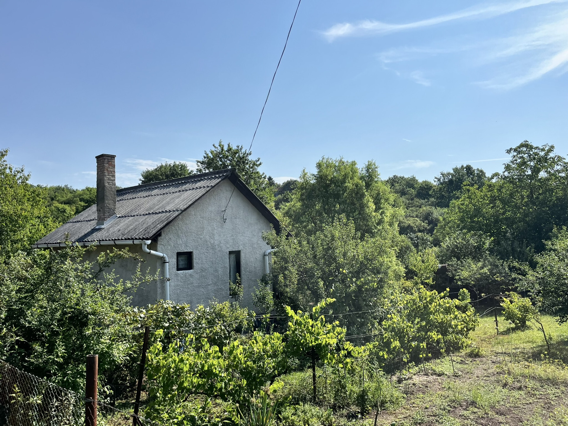 Eladó nyaraló Pingyonon – aszfaltozott út, panoráma, stabil ház, gondozott gyümölcsös kert 