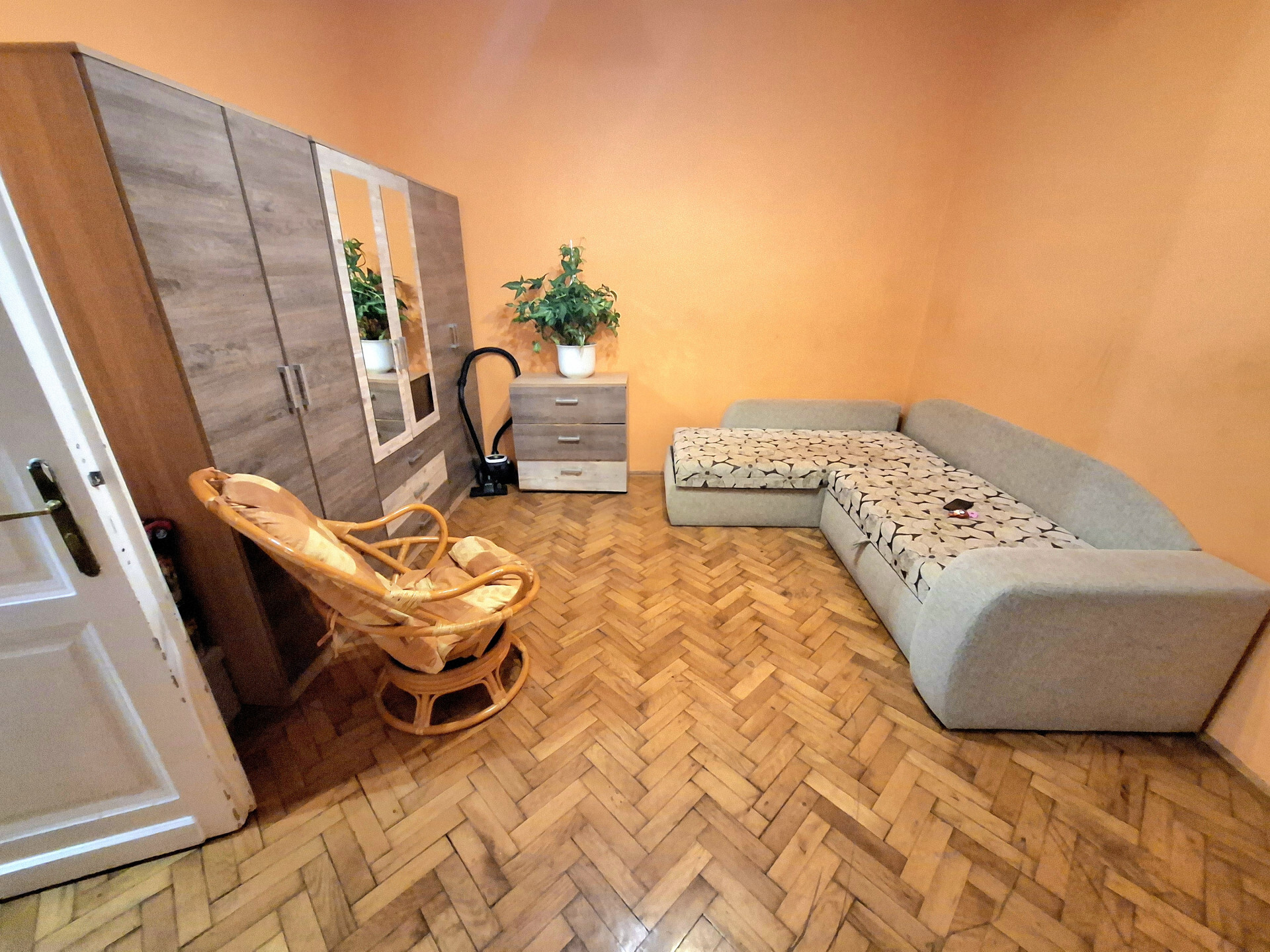 Budapest, 8. kerületben, 55 m2-es, 2 szoba+ fekvőgalériás, 2. emeleti téglalakás a Népszínház utcában eladó!