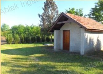 Tiszakécskén 3554 m2-es területű, ZÁRTKERT, 10 m2-es tégla épülettel eladó!