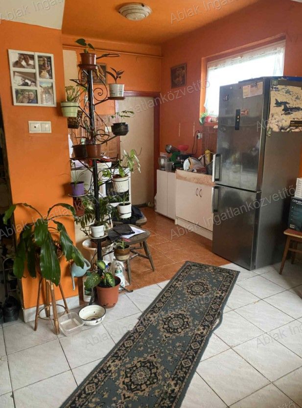 Kecskemét, Rendőrfaluban kis cs.ház eladó, lakható tetőtérrel.