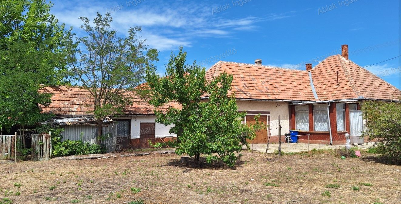 Tabdi központjában 1022m2 telken, 83m2-es 3szobás családi ház eladó.