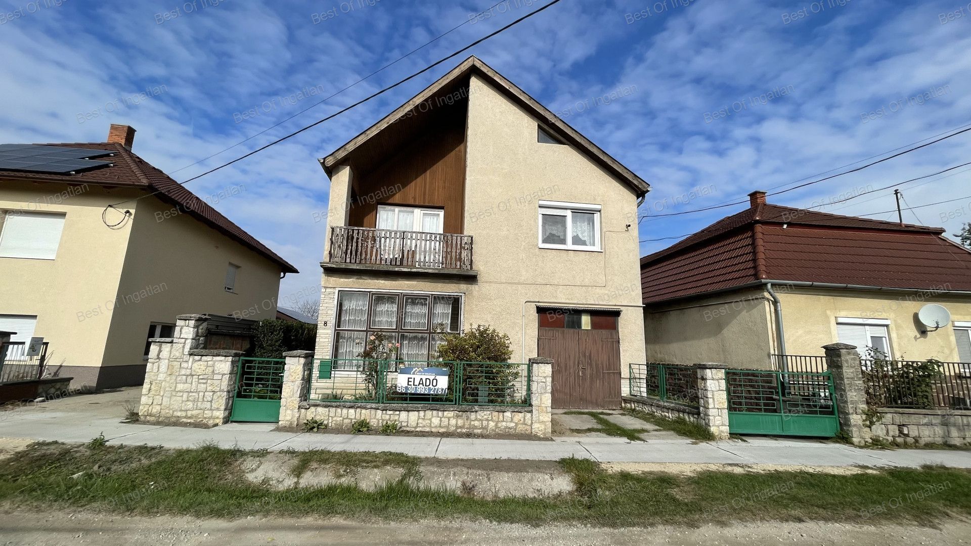 Nyúl központi részén 564 m2-es telken, kétszintes, 5 szobás családi ház, garázzsal, melléképületekkel eladó!
