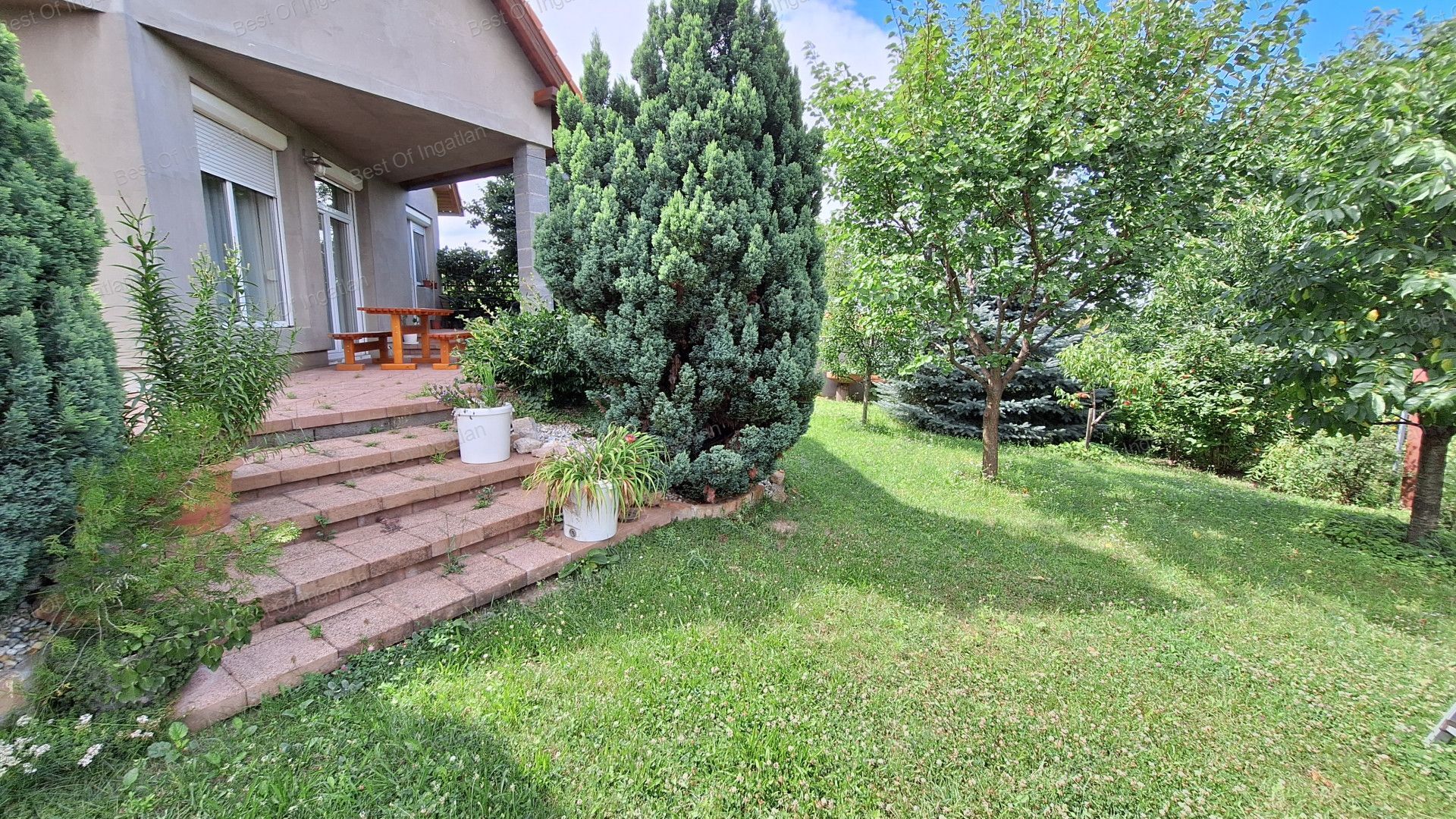 Győrújbaráton, 5 szobás családi ház, garázzsal, kis vendégházzal ELADÓ!
