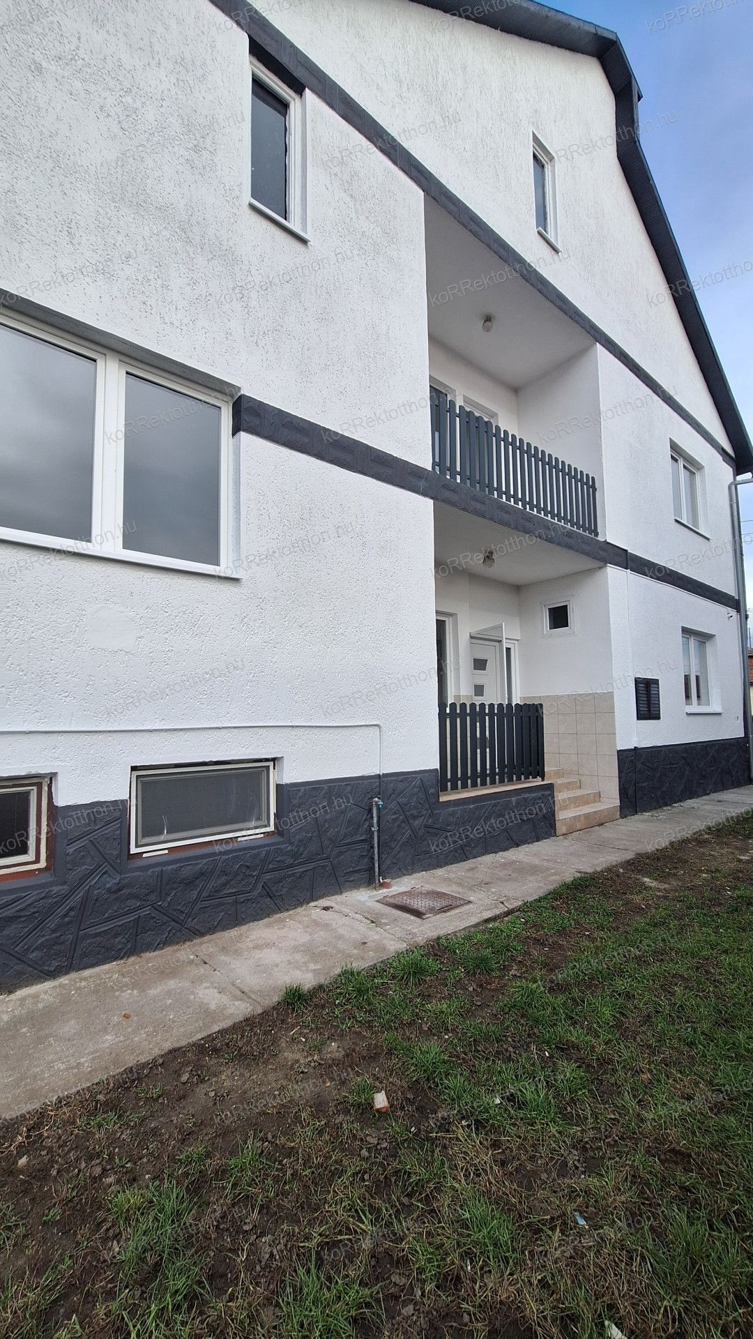Frekventált helyen Boldogon eladó egy 200nm-es 3 szintes családi ház, akár befektetésnek is!