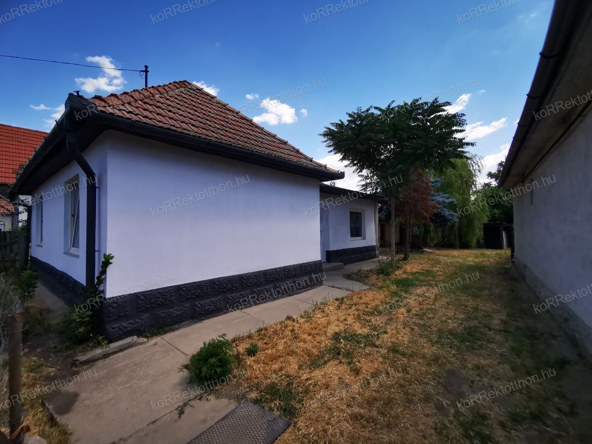 Jásztelken eladó egy kocka típusú ingatlan