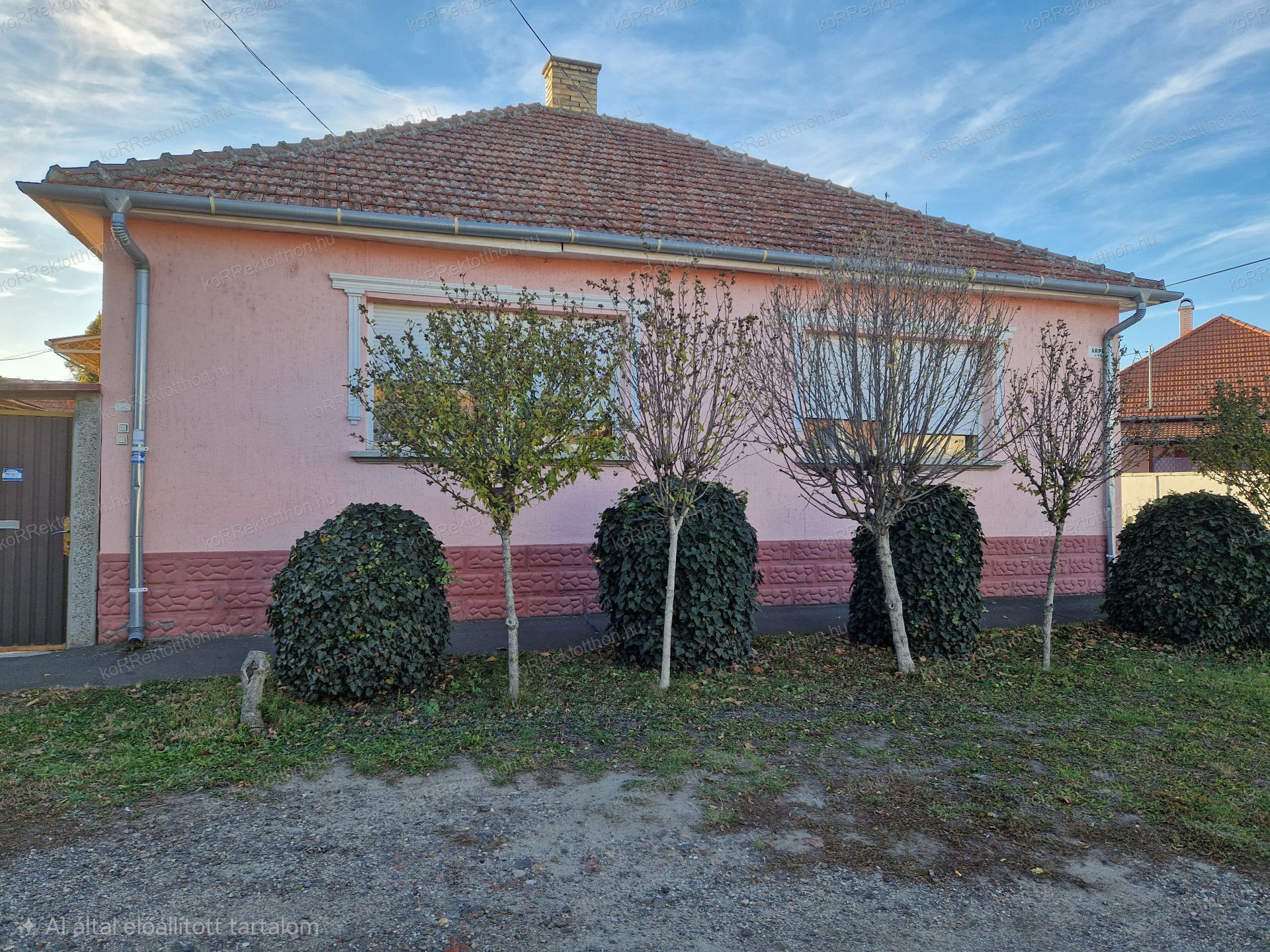 Eladó kocka típusú családi ház Jászberényben