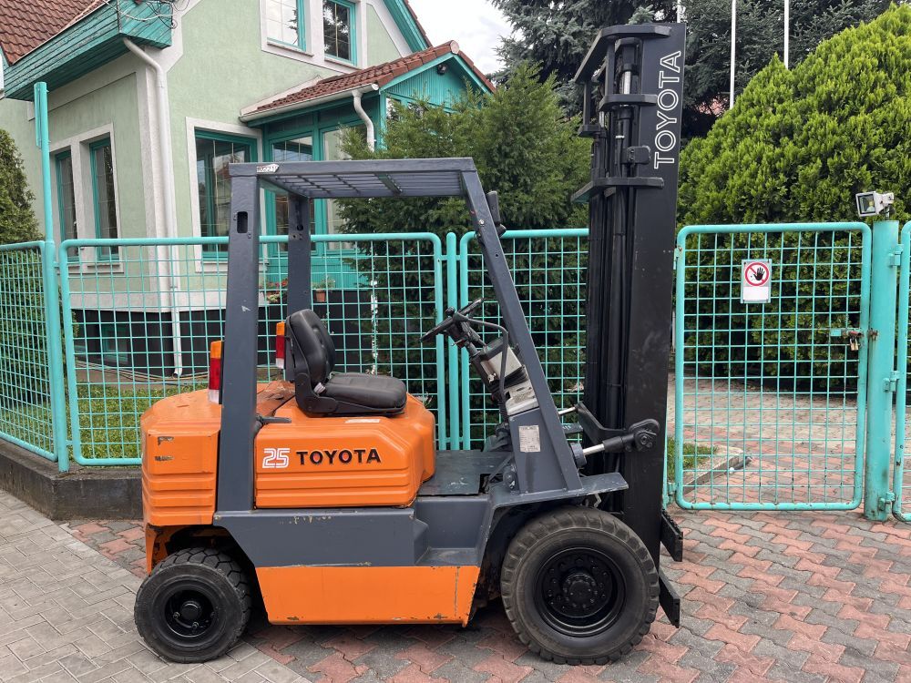 Eladó Toyota 2 tonnás targonca (V-2210)