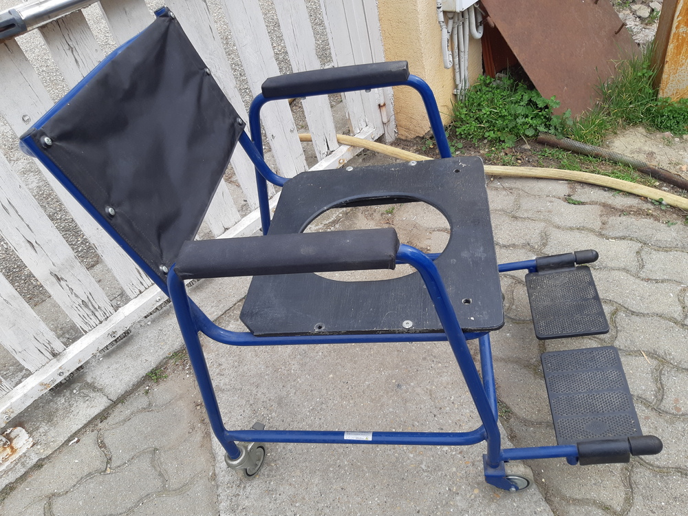 Kerekes szék, kék szobai WC