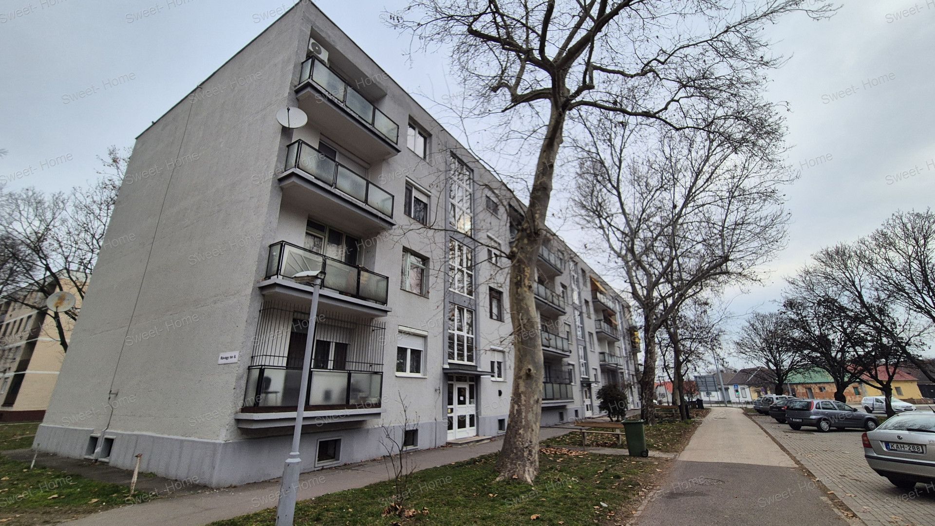 Kecskeméten, a Rávágy téren eladó egy 3. emeleti 41 nm-es, 1 szobás, erkélyes lakás.