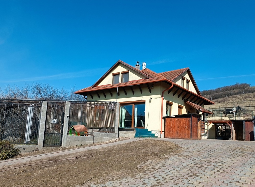 Remek kivitelezésű panorámás családi ház, 3756 m2-es telekkel eladó Rádon.