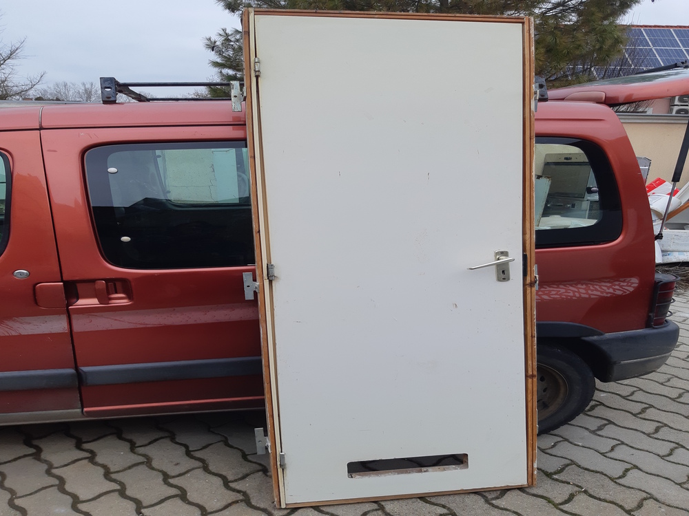 Teli ajtó tokkal balos 68x207cm beépítő méret szellőzős