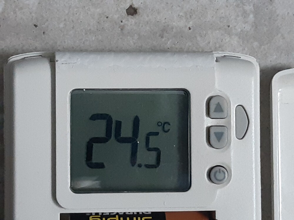 Honeywell DT90A digitális szobatermosztát öntanuló szabályozással