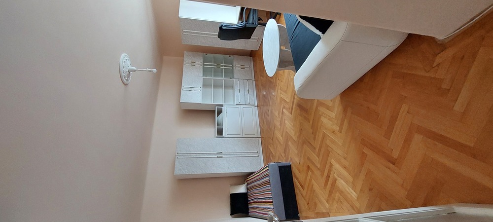 3 magyar egyetemistának lakás kiadó