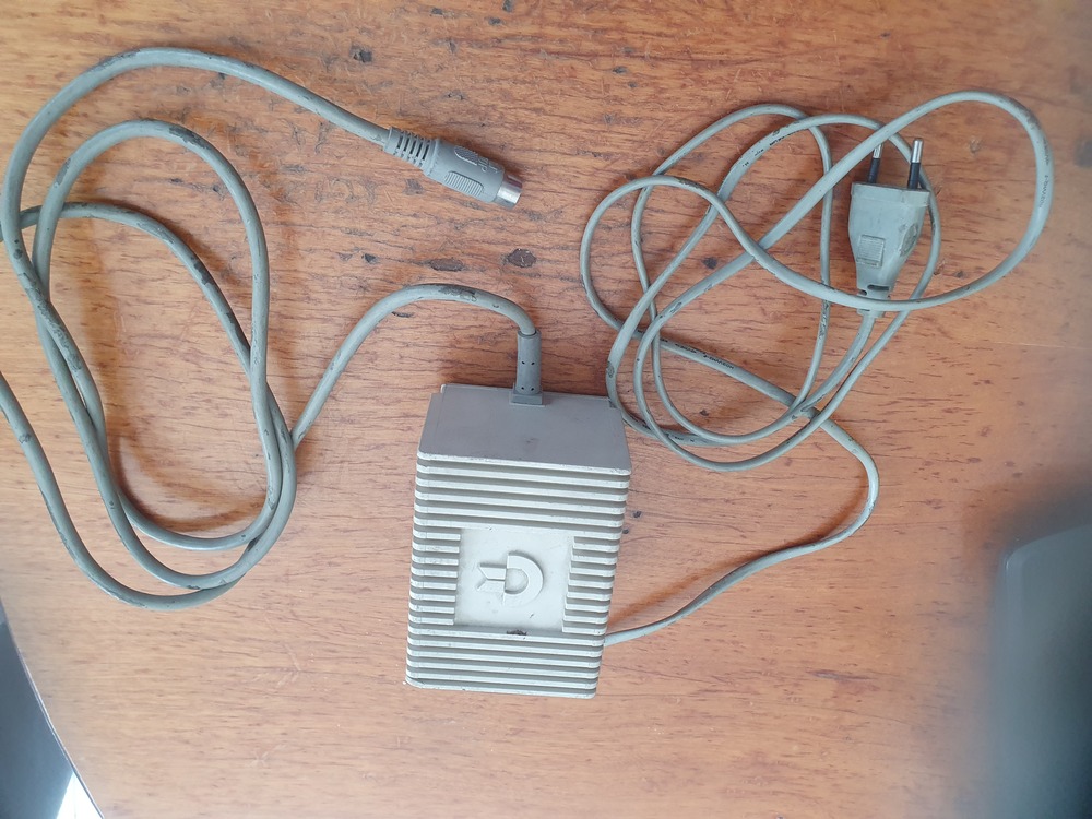 retro Commodore táp eladó