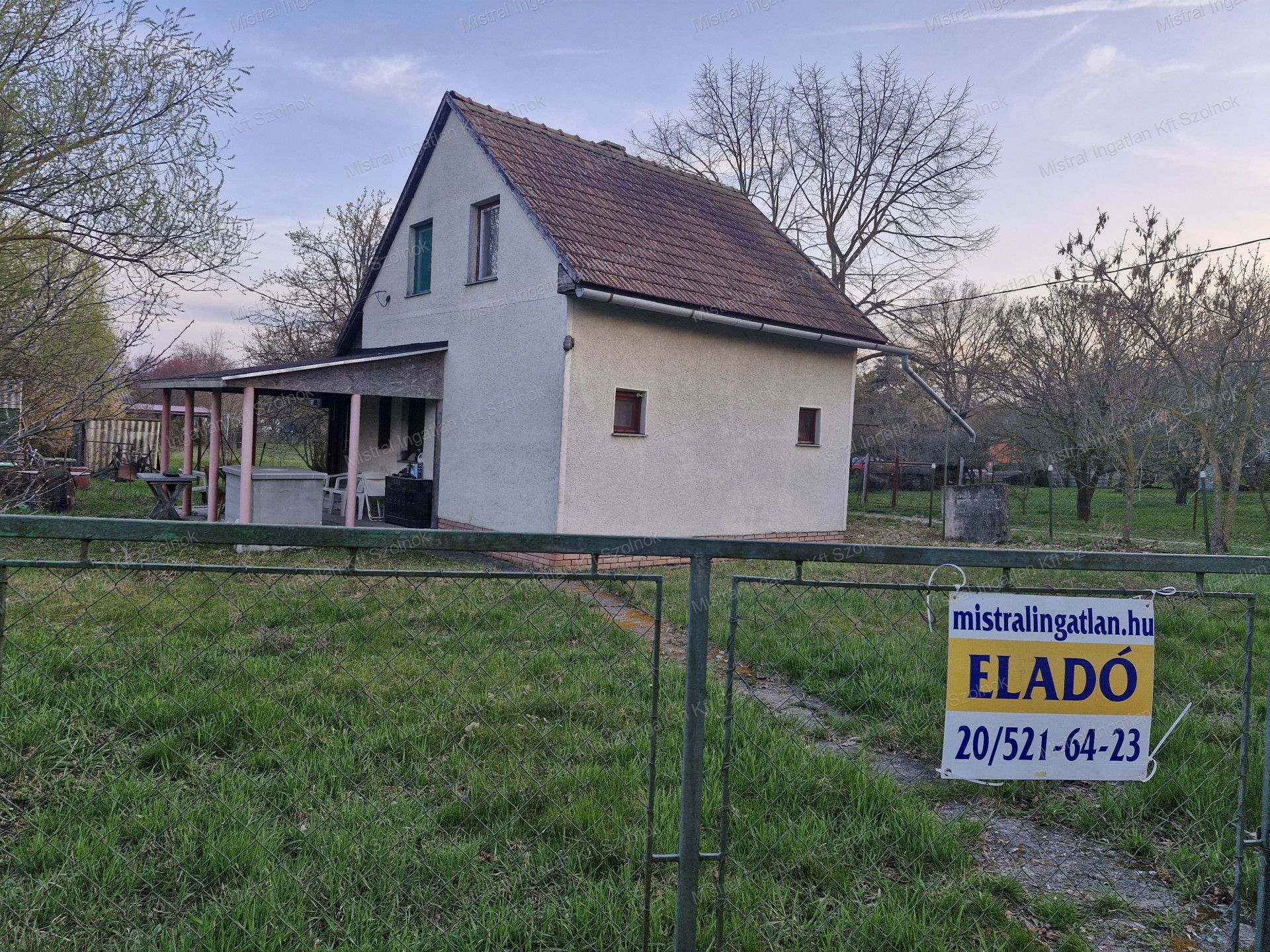 Halászlakon eladó egy 1282 m2-es zártkert 60 m2-es kétszintes házzal !