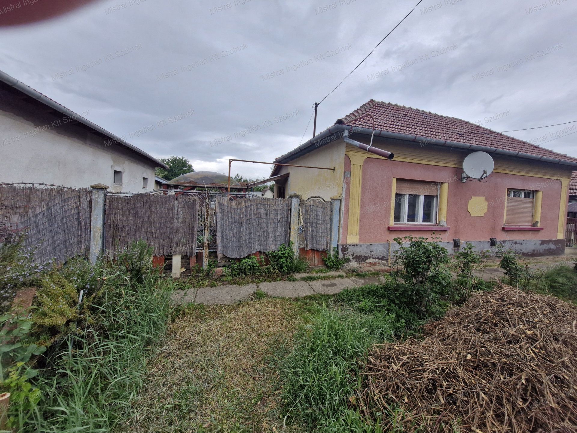 Rákóczifalván eladó egy 65 m2-es 2 szobás felújítandó családi ház !