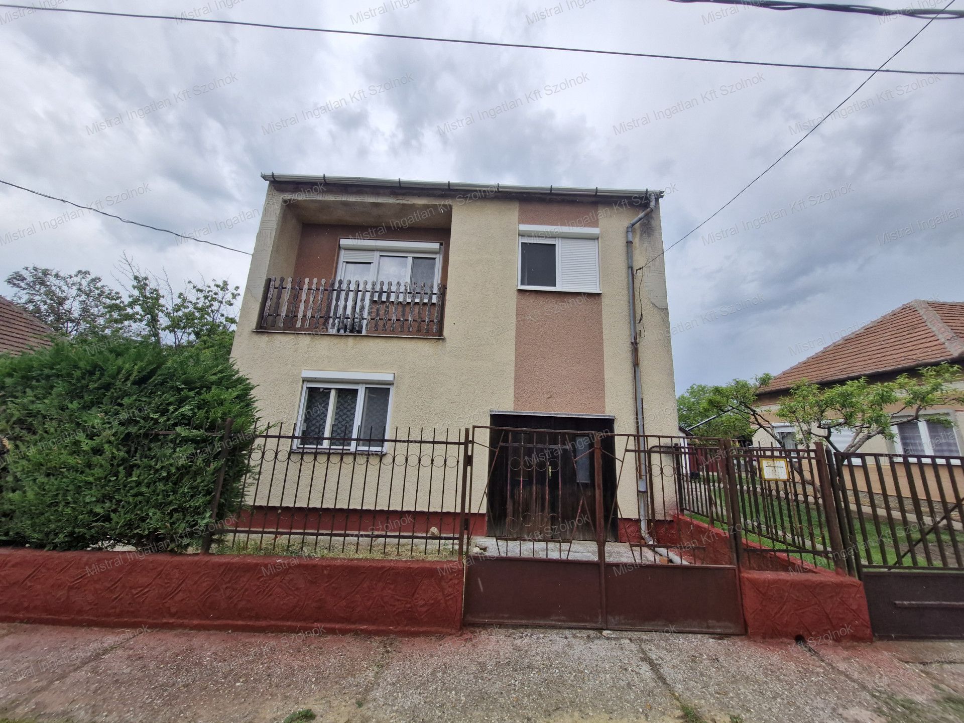 Martfűn eladó egy 106 m2-es 3 szobás családi ház !